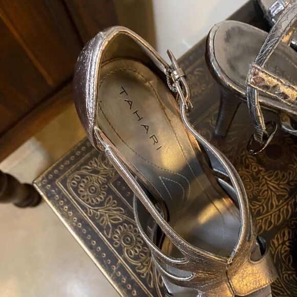 Tahari Shasta Gold Leather Stiletto Sz 6 - Picture 6 of 10